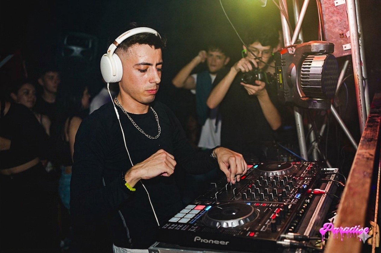 DJ con auriculares Paradise